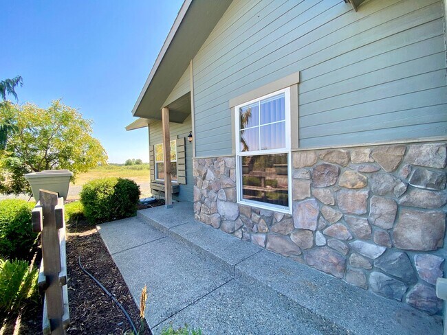 Building Photo - Beautiful Zillah Lakes Home