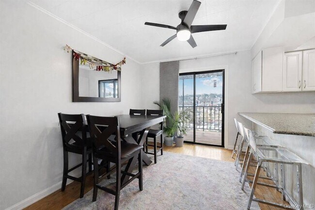 Foto del edificio - 120 Woodland Ave