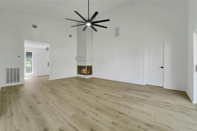 Foto del edificio - 964 Lake View Dr