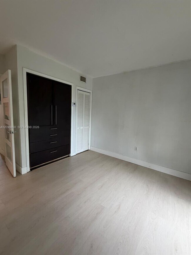 Foto del edificio - 1330 W 54th St