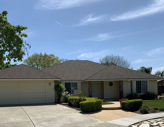 Building Photo - 3 Bedroom 2 Bath Home