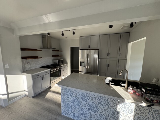 Building Photo - 492 Flower St