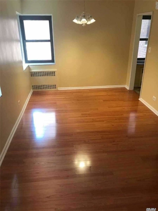 Foto del edificio - 118-60 Metropolitan Ave