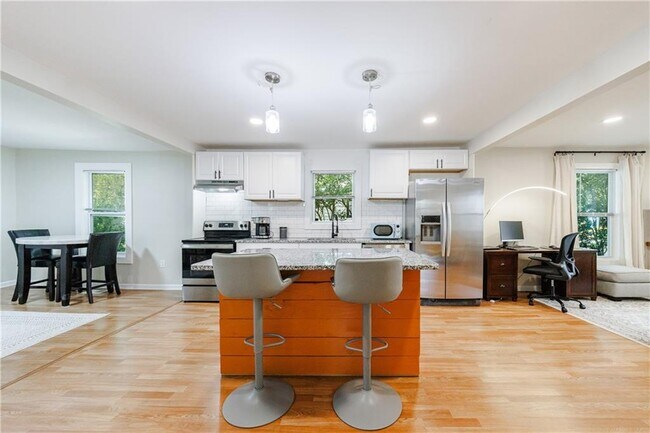Building Photo - 554 Oak Dr