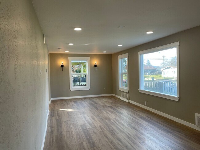 Foto del edificio - Newly Remodeled 2 Bedroom 1 Bathroom Home***A MUST SEE HOME***