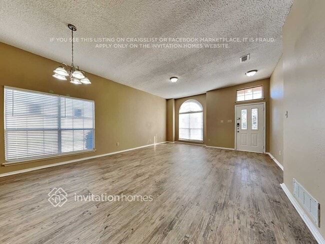 Building Photo - 2060 Camelot Dr