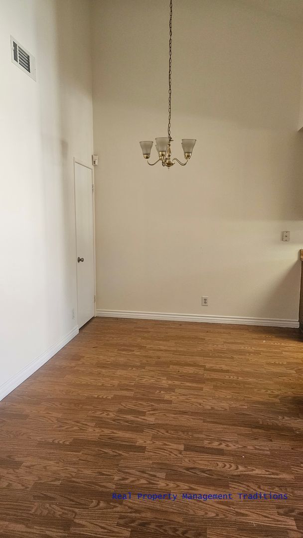 Foto del edificio - BACK ON MARKET!!! 2 + 2 Canyon Country Condo