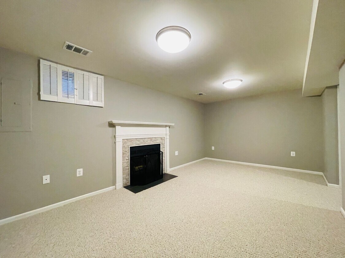 Primary Photo - ALEXANDRIA - CHARMING TOWNHOUSE CLOSE TO P...