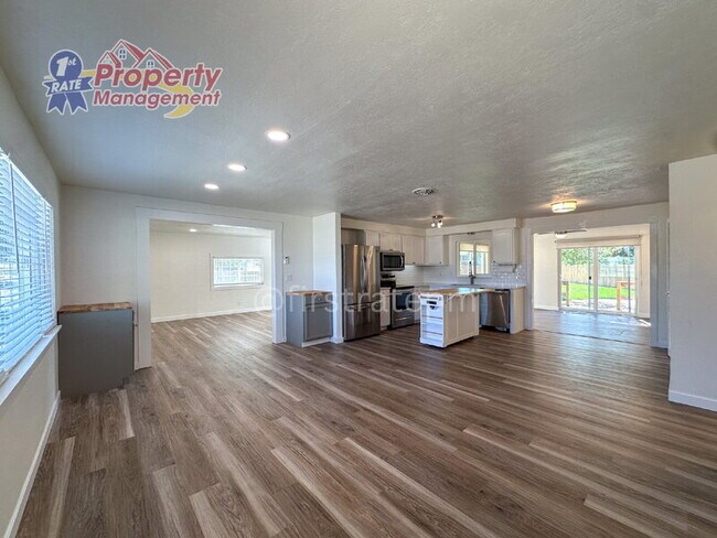 Foto del edificio - 7703 Mistyglen Ave