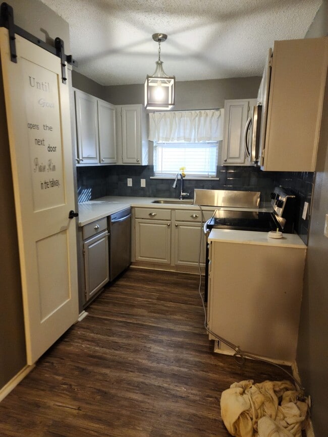 Building Photo - 400 Crowe Dr