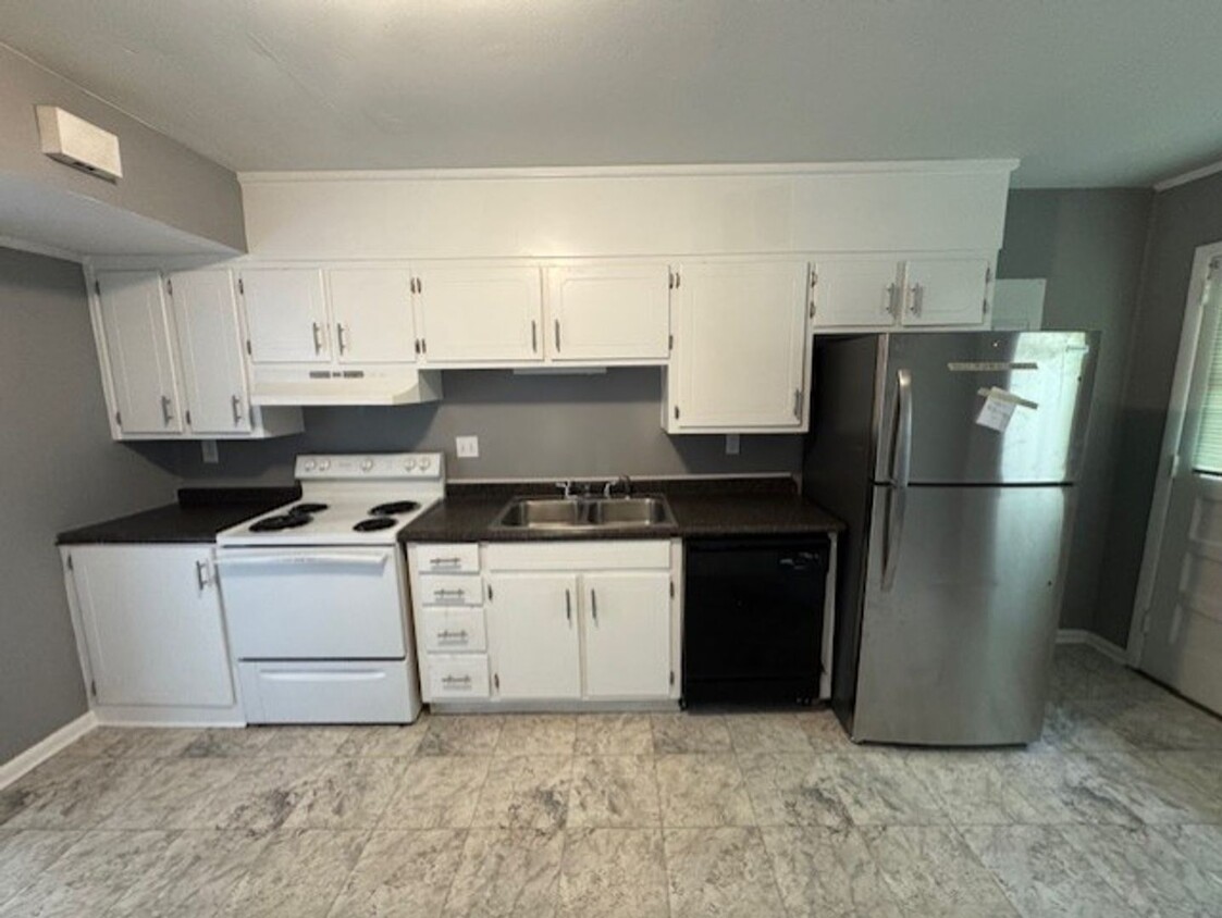 Foto principal - MOVE IN READY!!! LawnCare Services Provide...