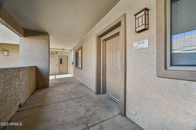 Building Photo - 920 E Devonshire Ave