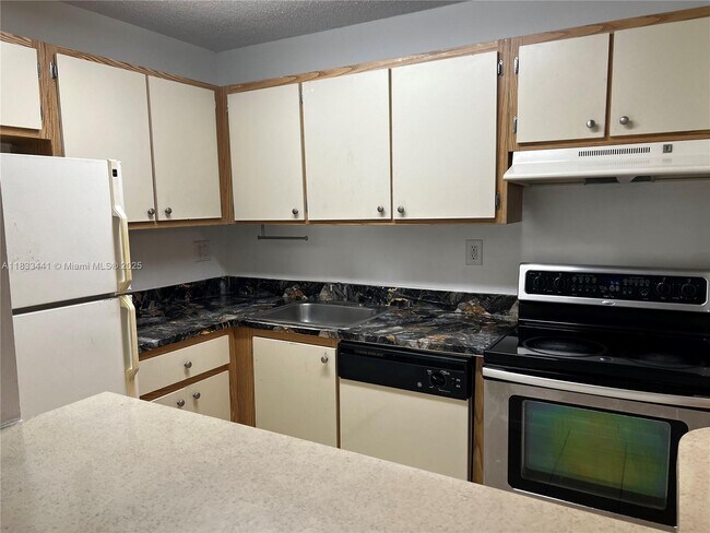 Foto del edificio - 7090 NW 179th St