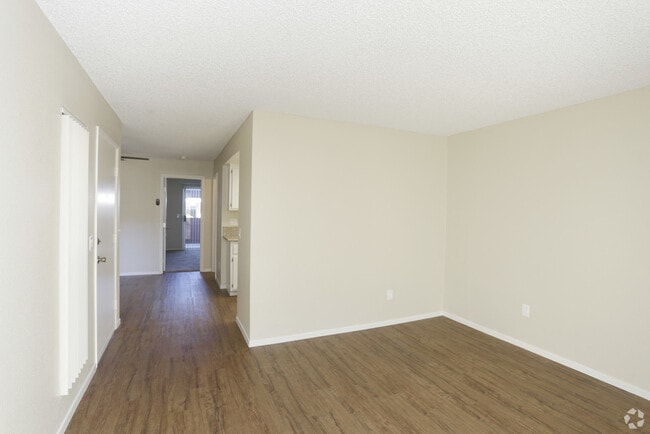 Pasillo de la sala de estar - Benchmark Apartments
