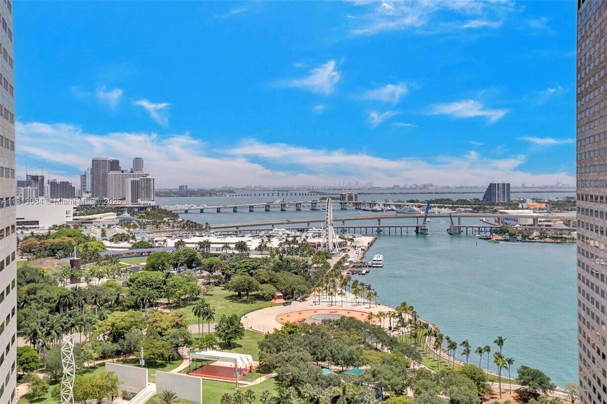 Foto principal - 325 S Biscayne Blvd