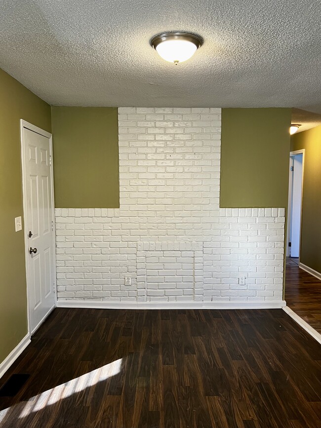 Building Photo - 712 Richmond Ave