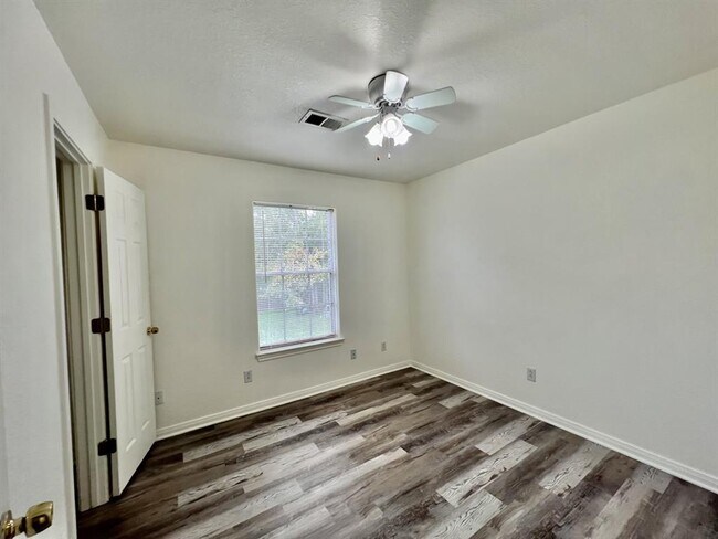 Building Photo - 827 Algoa-Friendswood Rd