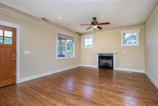 Foto del edificio - Modern Craftsman-Style Home in West Asheville