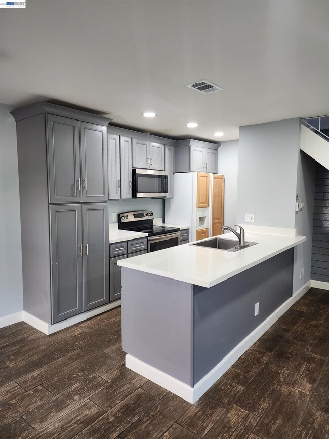 Foto del edificio - 4985 N Holt Ave