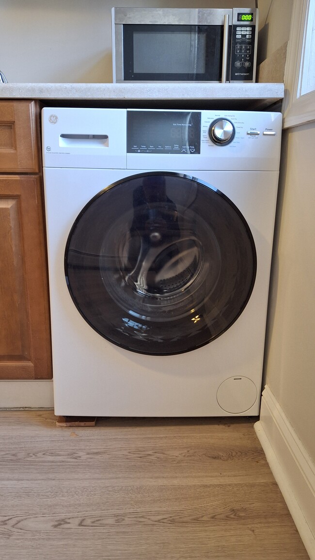 Private washer / dryer combo - 404 Madison St
