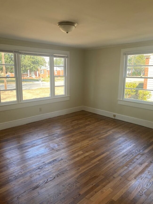 Building Photo - Cute and Cozy Rental