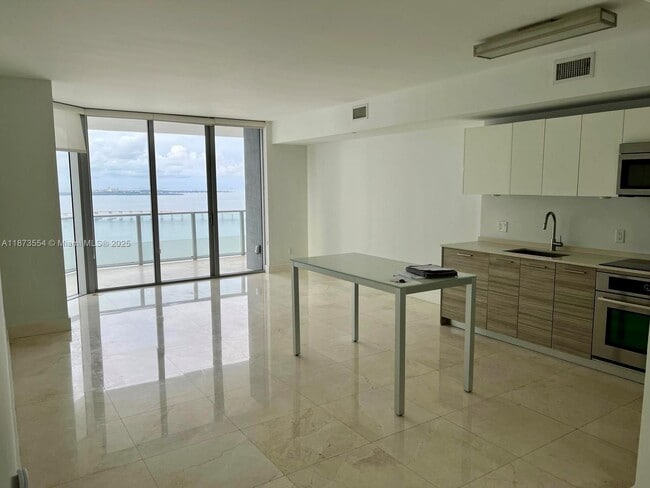 Foto del edificio - 1300 Brickell Bay Dr