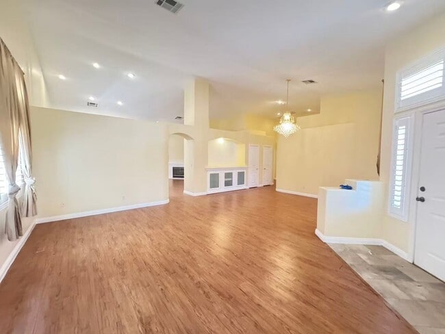 Building Photo - Charming single-story house with 3 beds and 2 baths