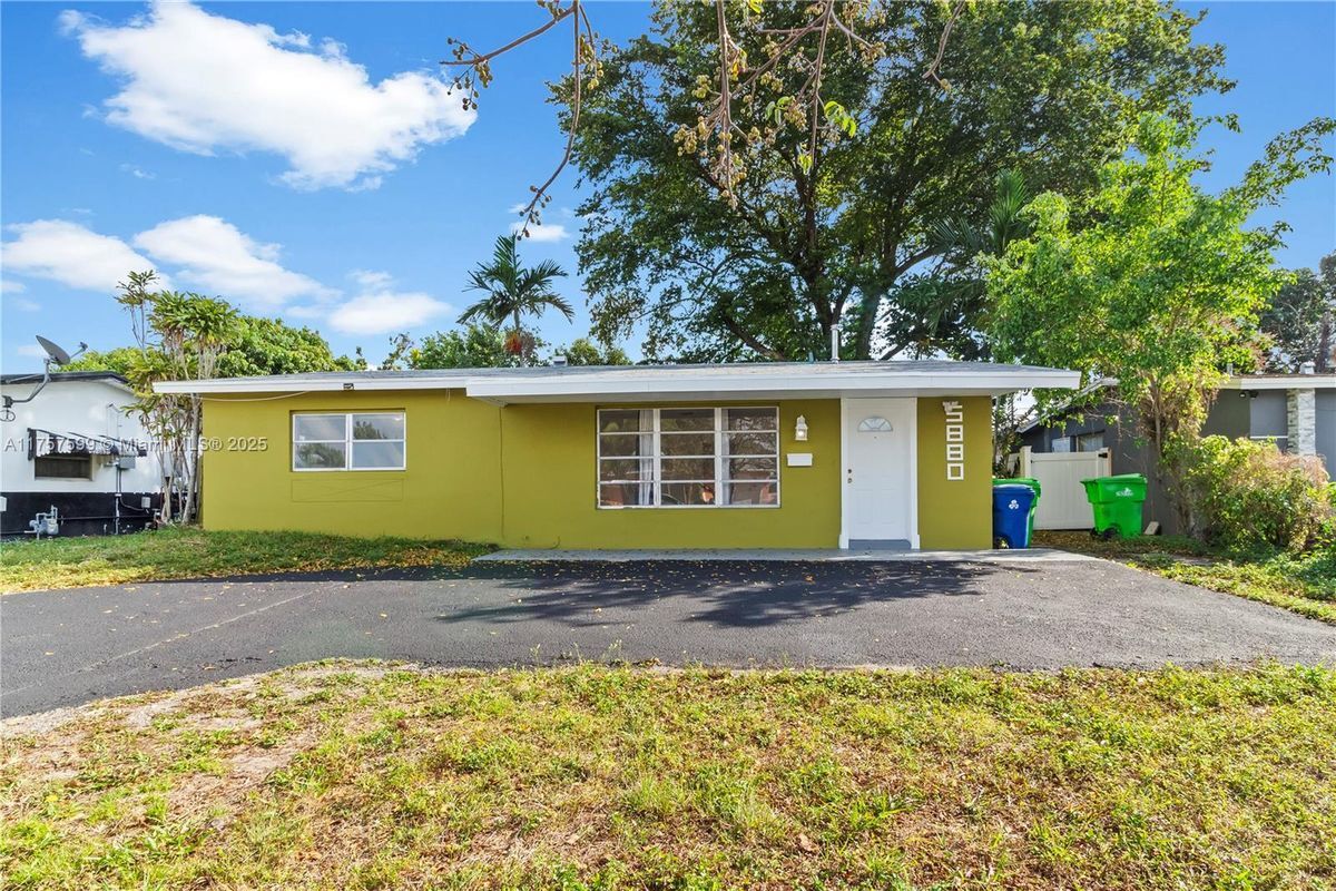 Foto principal - 5880 NW 16th Ct
