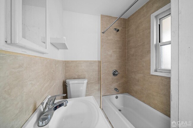 Foto del edificio - 724 Bound Brook Rd