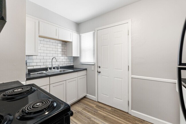 Foto del edificio - 388-390-390 S Powell Ave