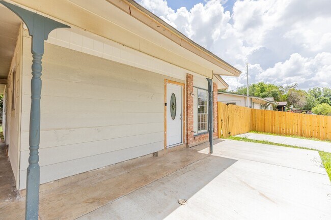 Building Photo - 442 Crestfield Dr