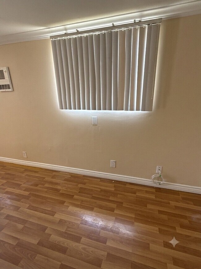 Foto del edificio - 14823 Longworth Ave
