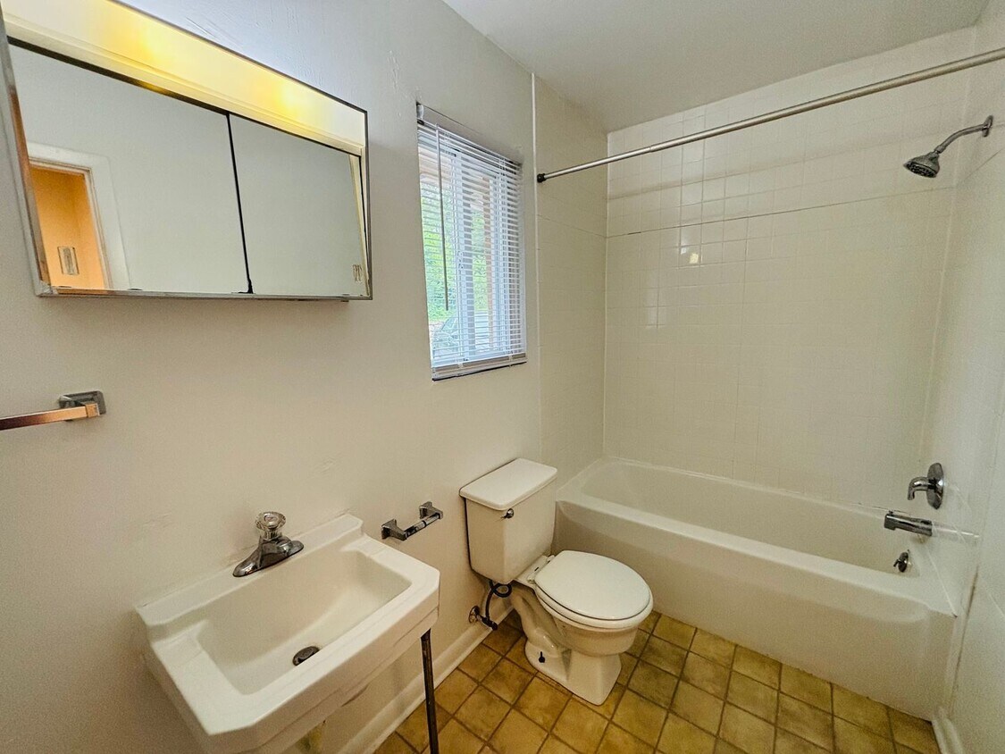 Building Photo - 1 Bedroom, 1 Bath Apartment