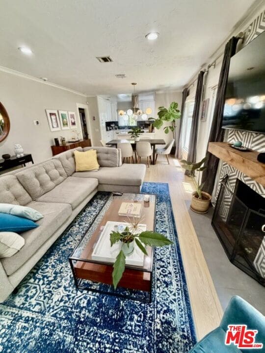 Building Photo - 1202 N Poinsettia Pl