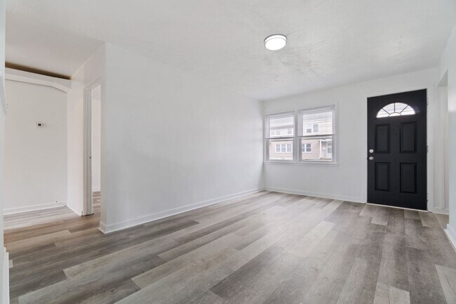 Building Photo - Now Pre-leasing: 4BR Townhouses in Scenic ...