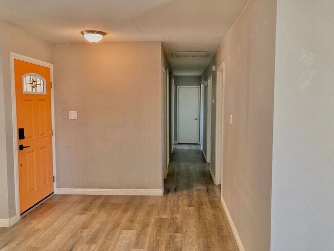 Foto del edificio - RENOVATED 4BD/2BA W/ SOLAR PANELS! NO POWE...