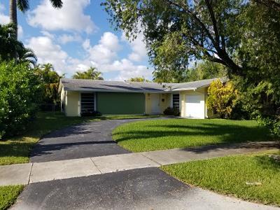Vista frontal directa. Garaje para un coche a la derecha. - 18556 SW 93rd Pl