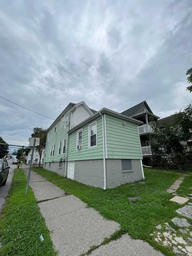 Building Photo - 82 N Hamilton St