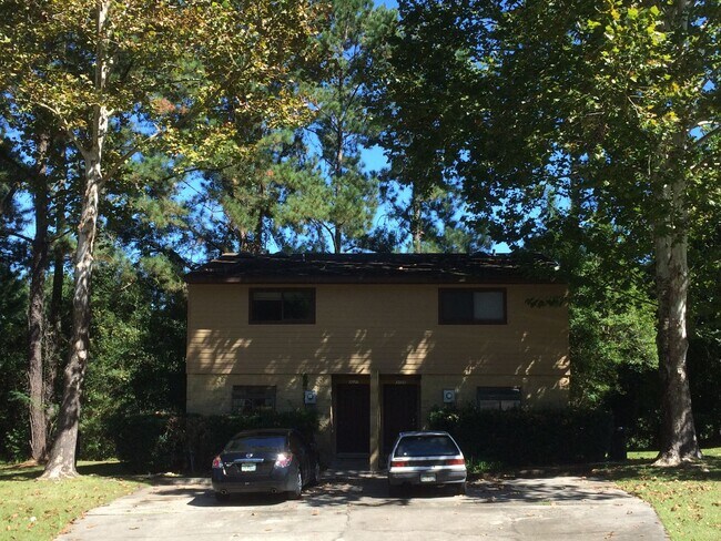 Building Photo - Spacious 2 Bedroom Townhome Near Santa Fe