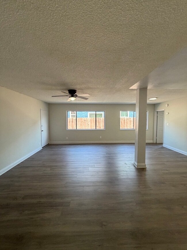Building Photo - 2919 Carmona Ave