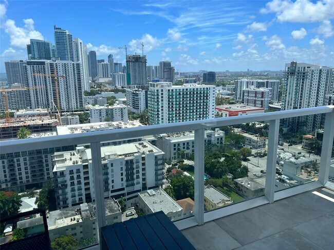 Foto del edificio - 600 NE 27th St