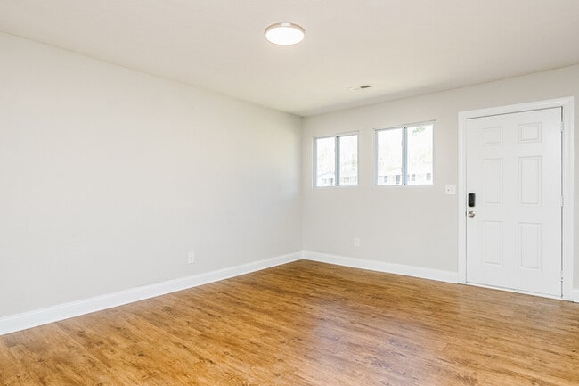 Foto del edificio - NEWLY RENOVATED 2 bedroom, 1 bathroom at Gilbert Townes