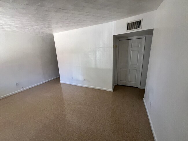 Foto del edificio - 131 N Palomas Ave