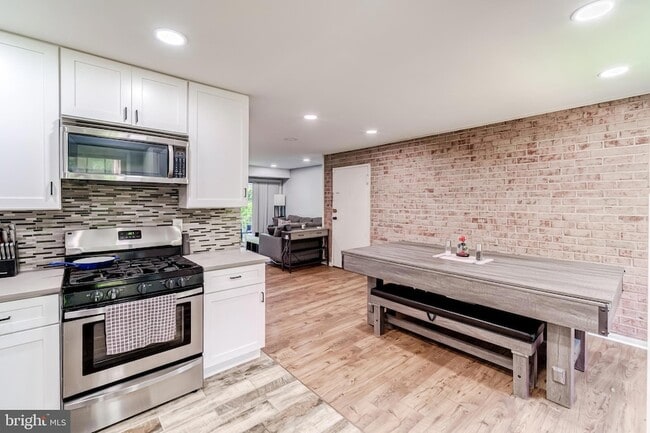 Foto del edificio - 6012 Westchester Park Dr