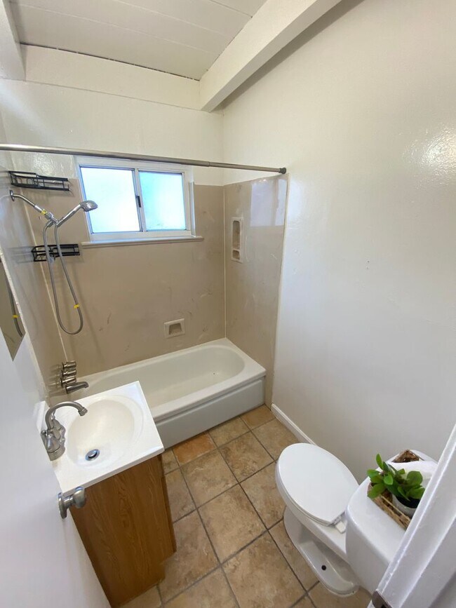 Building Photo - Advent - Bright & Spacious One Bedroom Apa...