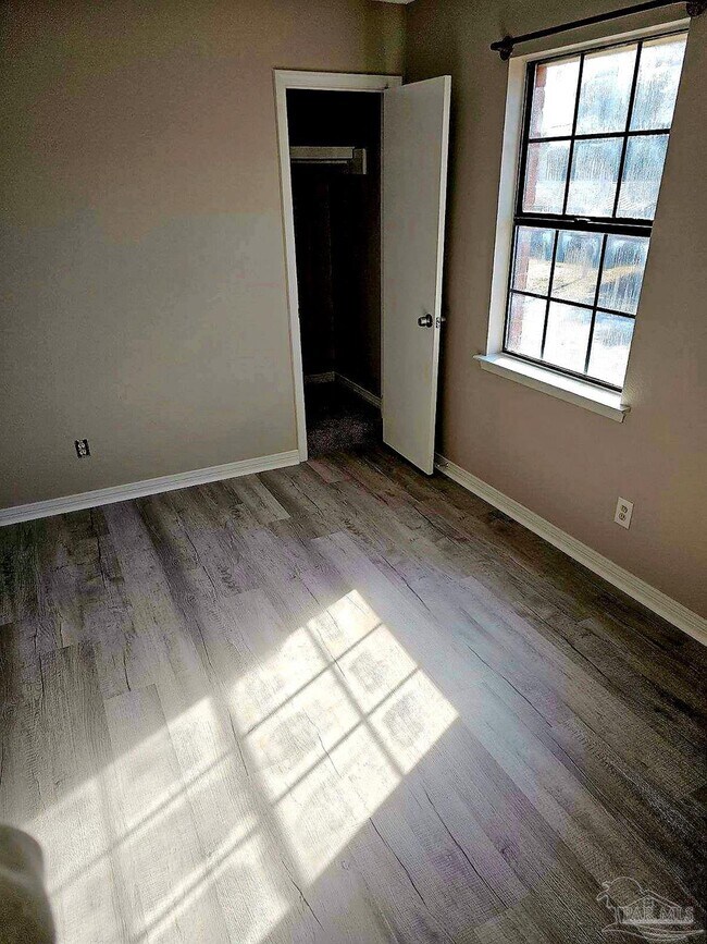 Foto del edificio - 7250 Hilburn Rd