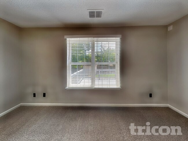 Building Photo - 661 Rebecca Jane Dr