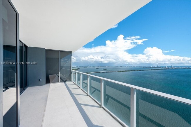 Foto del edificio - 700 NE 24th St