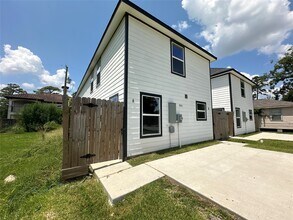 Building Photo - 9241 Seeker St