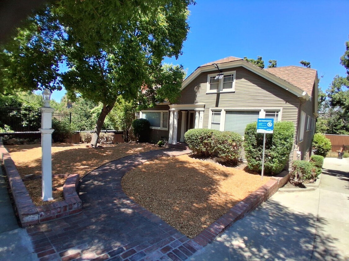 Foto principal - Highly Desirable Historical 3 Bed, 2 Bath ...